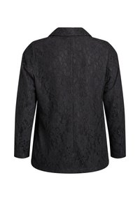 Chaqueta negra de manga larga con patrón de encaje floral y un cuello clásico, mostrada desde atrás sobre un fondo blanco.