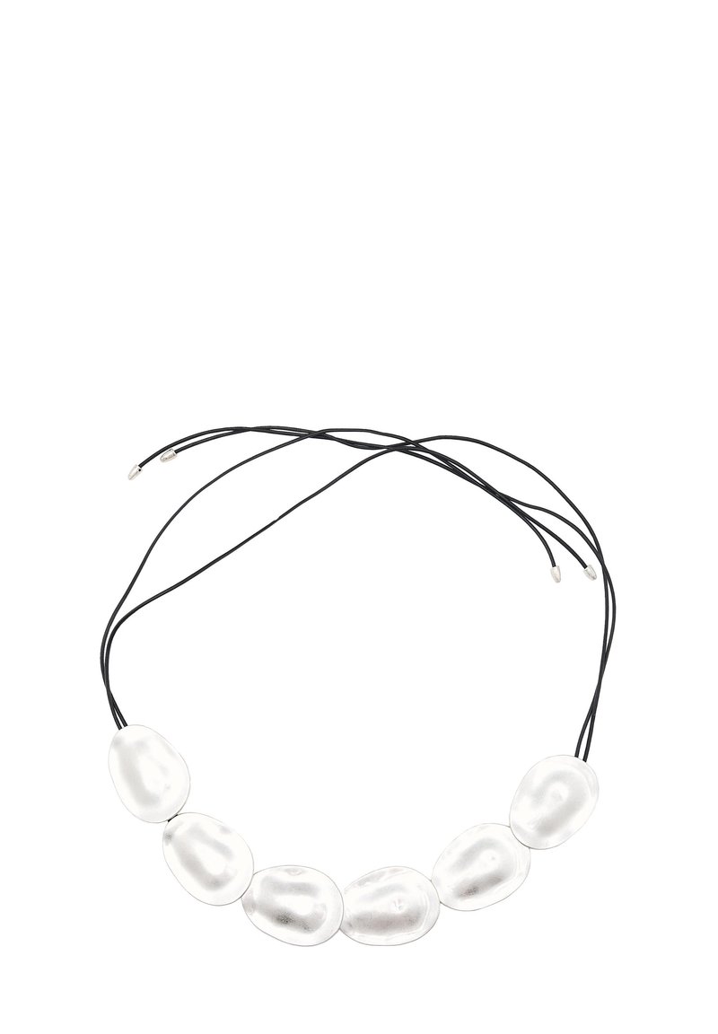 Collana nera con cordino e cinque perle bianche irregolari e lucide. Le perle sono lisce e leggermente riflettenti, creando un design minimalista.