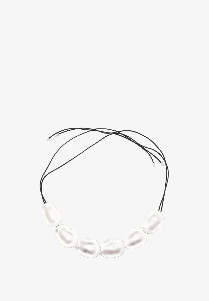 Collana nera con cordino e cinque perle bianche irregolari e lucide. Le perle sono lisce e leggermente riflettenti, creando un design minimalista.