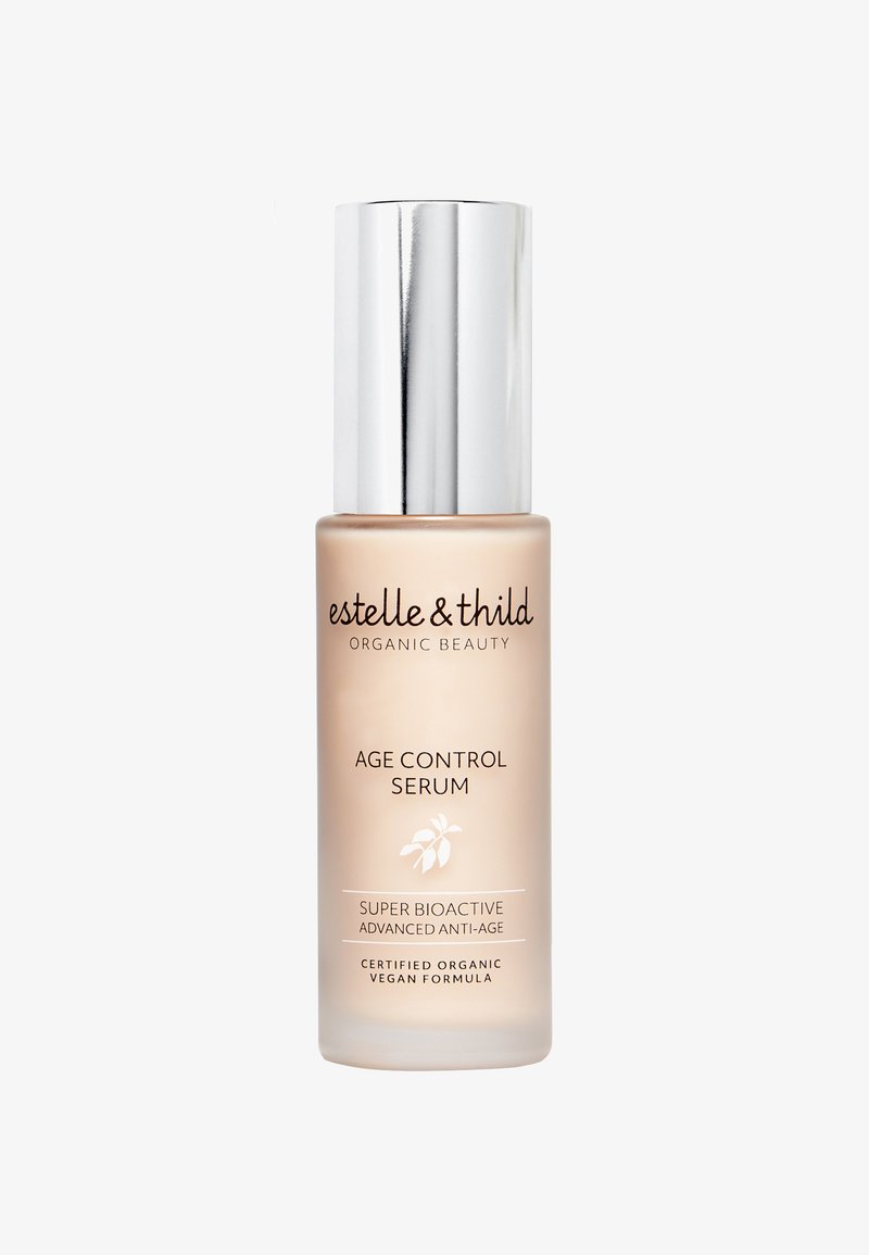 Klar plastikflaske med en frostet finish, indeholdende serum. Sølv låg, sorte tekstmærker med påskriften "Alderskontrol Serum," økologiske og veganske oplysninger.