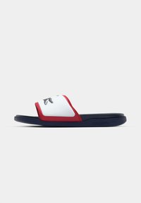 Lacoste slidesandaler med en hvid overdel, røde accenter og en marineblå sål. Har et logo på forsiden og et kontureret design.