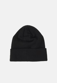 Gorro de punto negro con puño vuelto, que presenta una tela texturizada y un diseño de parte superior sin costura.