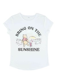 Hvid t-shirt med korte ærmer, der har et grafik af en bjørn og et lillegris, der går mod en solopgang, med teksten "BRING ON THE SUNSHINE."