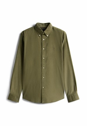 Camisa verde abotonada hecha de tela texturizada, con un cuello clásico, mangas largas y un pequeño logo en el pecho.