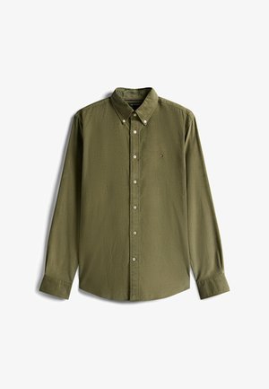 Camisa verde abotonada hecha de tela texturizada, con un cuello clásico, mangas largas y un pequeño logo en el pecho.