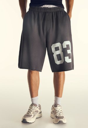 Bershka, WITH DOUBLE WAISTBAND AND PRINT - BERMUDA SHORTS - Shorts - dark grey