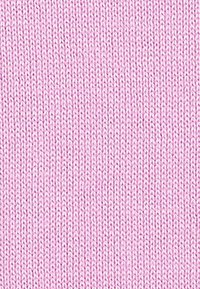Tessuto lavorato a maglia rosa chiaro con una texture liscia, caratterizzato da un'intrecciatura uniforme e stretta e da una distribuzione omogenea dei punti in tutto il tessuto.