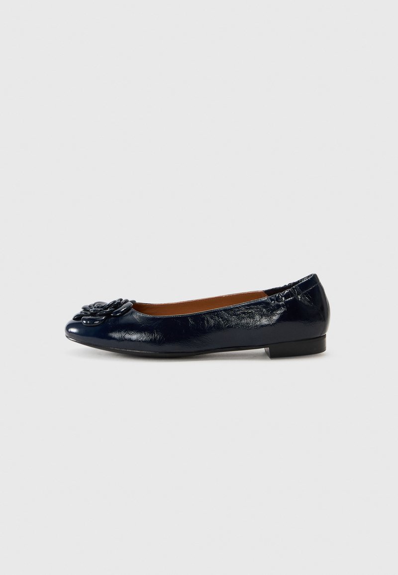 Ballerine in vernice blu navy con punta arrotondata e un'applicazione floreale sul davanti. Tacco piatto, superficie texturizzata e bordi elasticizzati.