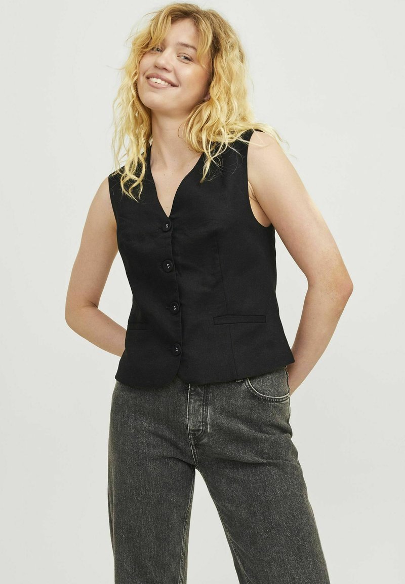 Crna bezrukavna prsluk s V-izrezom, pet dugmadi i dva prednja dzepa. Tkanina izgleda glatko s lagano strukturiranim krojem.