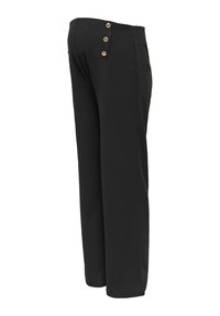 Sorte bukser med vide ben lavet af glat stof, med en høj talje og tre runde guldfarvede knapper på siden som detalje.