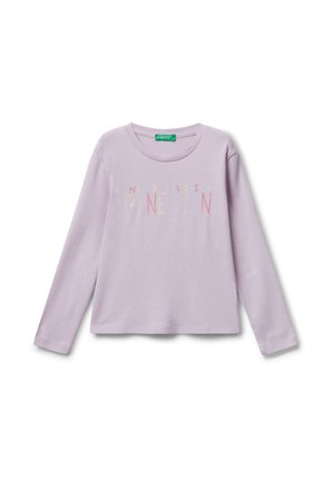 Lavendelfarbenes Langarm-T-Shirt aus weicher Baumwolle, mit aufgesticktem, mehrfarbigem "United Colors of Benetton"-Schriftzug auf der Vorderseite.