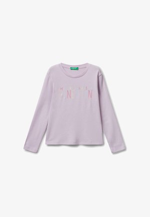 Levandulové tričko s dlouhým rukávem z měkké bavlny, zdobené vyšívaným nápisem "United Colors of Benetton" v mnoha barvách na přední straně.