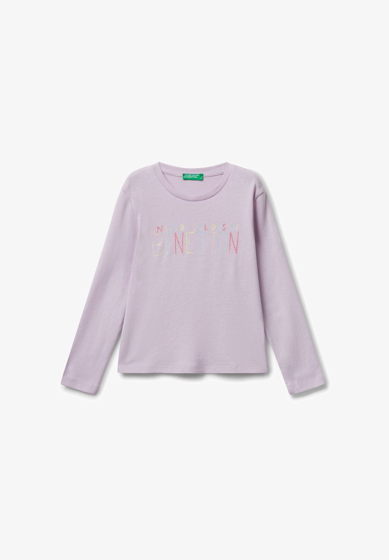 Lawendowa koszulka z długim rękawem z miękkiej bawełny, z haftowanym, wielokolorowym napisem "United Colors of Benetton" na przodzie.