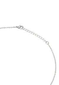 Srebrny naszyjnik łańcuszkowy z delikatnym wzorem ogniw i zapięciem na zatrzask w kształcie homara, z regulowanym łańcuszkiem przedłużającym dla elastyczności rozmiaru.