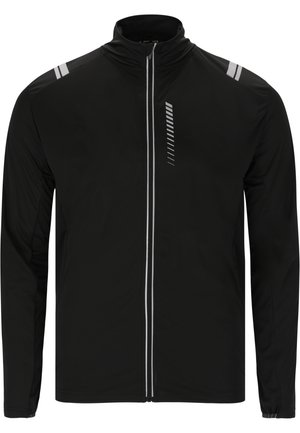 Zwarte zip-up jas gemaakt van lichtgewicht stof; heeft reflecterende strepen op de schouders en verticale accenten op de voorkant.