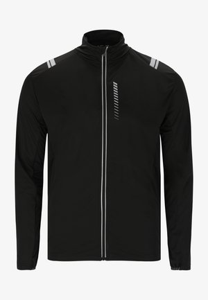 Schwarze Zip-Jacke aus leichtem Material; verfügt über reflektierende Streifen an den Schultern und vertikale Akzente an der Vorderseite.