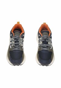 Scarpe da ginnastica in blu marina e verde oliva con tessuto a rete, dettagli arancioni, lacci grigi e suola imbottita, con un'etichetta di estrazione sul retro.
