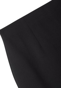 Tessuto nero con una texture liscia, caratterizzato da una leggera lucentezza e una piega netta. Il design è semplice e minimalista, senza motivi visibili.