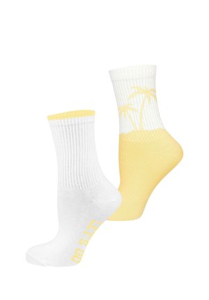 Zwei Socken bis zur Mitte der Wade, eine weiße mit gelbem Rand und "LET'S GO" Text, die andere gelb mit weißem Palmenmotiv. Beide haben gerippte Bündchen.