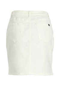 Jupe en denim blanc avec une coupe ajustée, poches arrière visibles et ceinture. Texture lisse avec une longueur mi-cuisse. Design classique.