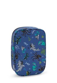 Custodia blu testurizzata con zip, caratterizzata da motivi colorati a tema oceanico con squali, polpi e altre creature marine in vari colori.