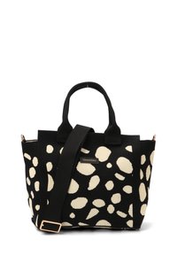 Bolso negro y crema con un patrón moteado, hecho de material tejido. Presenta asas cortas y una correa de hombro desmontable. Accesorios de hardware en color dorado.