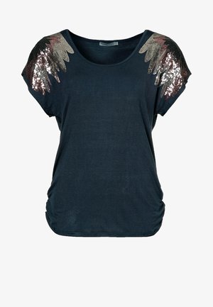 Dunkelblaues Kurzarmshirt mit Rundhalsausschnitt und metallischen Pailletten-Feder-Designs auf beiden Schultern.