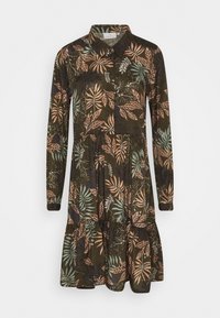 Langärmliges Kleid aus dunkelgrünem Stoff mit einem Blattmuster in Rost, Petrol und Cremetönen. Mit Knopfkragen und Rüschensaum.