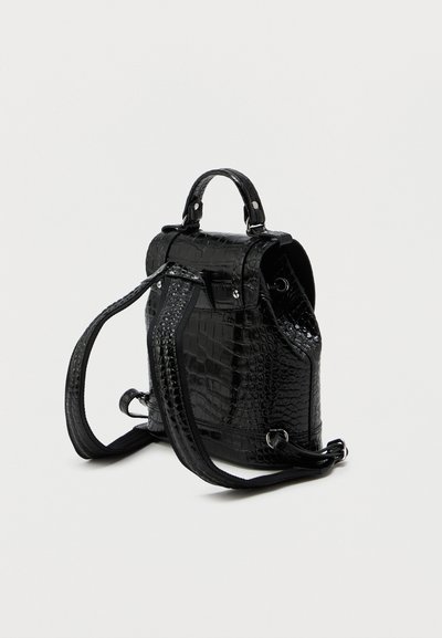 Μαύρο σακίδιο από συνθετική δερματίνη κροκοδείλου με υφή, διπλούς επάνω λαβές, ρυθμιζόμενους ιμάντες και κλείσιμο με καπάκι που διαθέτει μεταλλικές λεπτομέρειες.