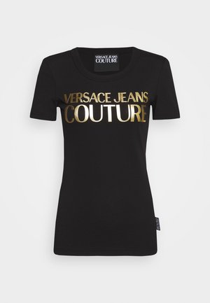 Czarna dopasowana koszulka z krótkim rękawem z metalicznym złotym napisem "Versace Jeans Couture" na przodzie i markową metką na karku.