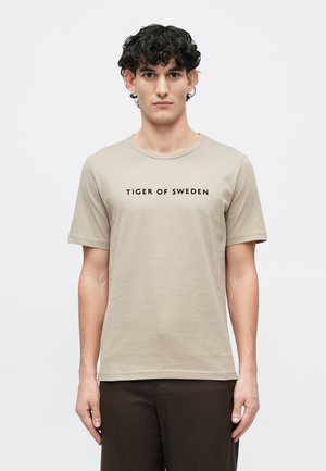 OLAF - T-shirt estampada - dirt tape