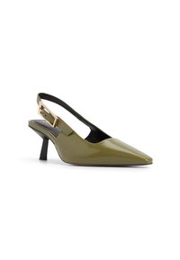 Olijfgroene patent leren slingback hakken met een spitse neus en een gouden gesp op een verstelbare band. 3-inch gestapelde hak.