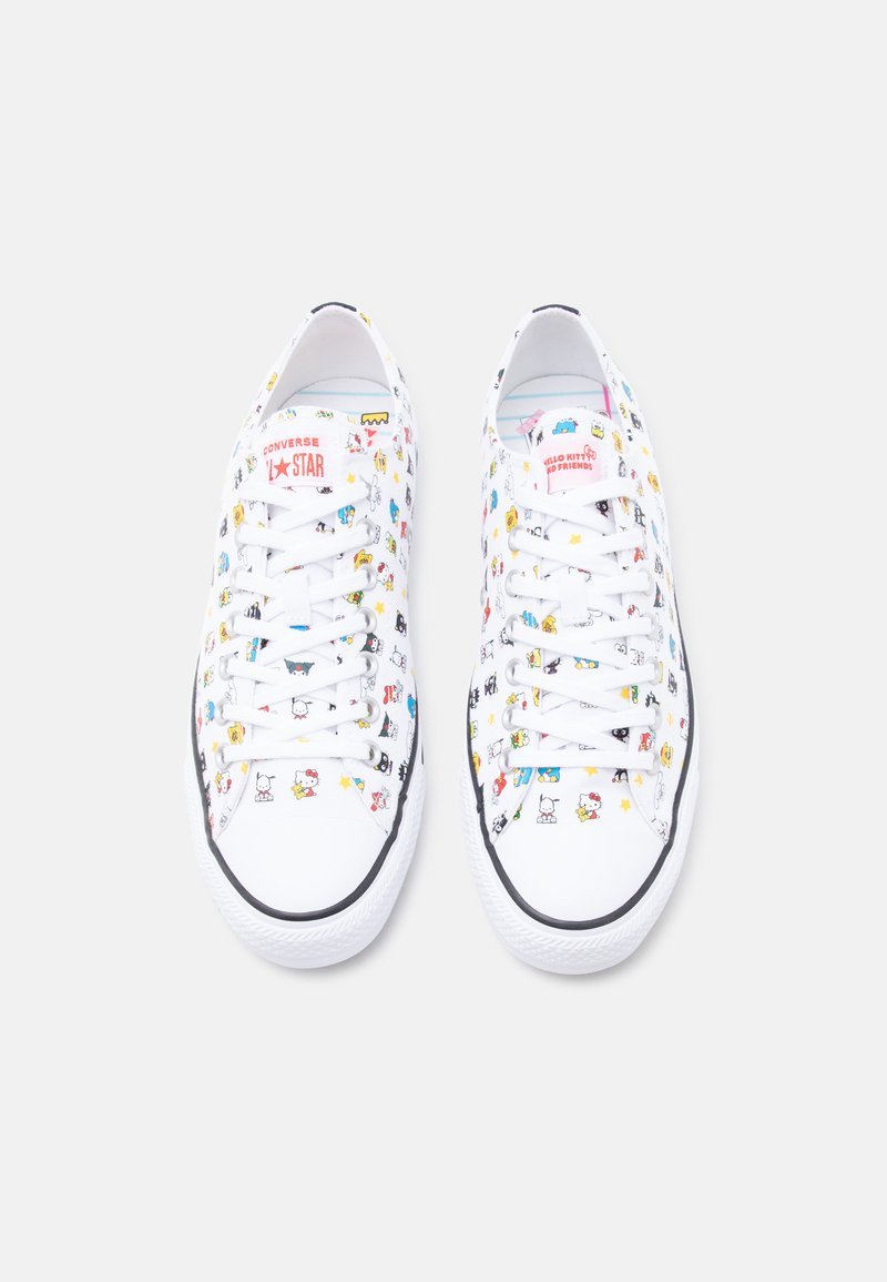 Scarpe da ginnastica Converse basse bianche con motivo colorato Hello Kitty e amici, lacci bianchi e etichette con il marchio sulla linguetta.