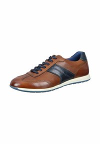 Sneaker en cuir marron avec des accents bleu marine, design perforé et lacets bleu foncé. Dispose d'une semelle blanche et de textures contrastantes.
