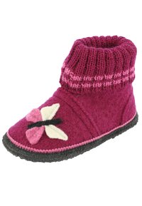 Roze vilten pantoffel met geribde enkelboord, met een vlinderontwerp in roze en wit, zwarte accenten, en een donkergrijze zool.