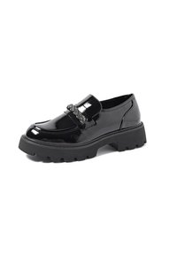 Mocassini neri lucidi con una fascia testurizzata, suola chunky e un motivo intrecciato sopra il piede. Finitura liscia e design a punta rotonda.