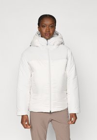 Leichte, weiße, isolierte Pufferjacke mit Kapuze, ausgestattet mit einem Reißverschluss und elastischen Bündchen. Sanfte Textur mit minimalistischem Design.