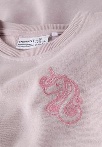 Gaiši rozā sporta džemperis ar apaļu kakla izgriezumu, uz priekšpuses ir mirdzoša rozā vienradža izšuvums. Mīksts, ar tekstūru audums.