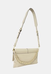 Borsa a mano in pelle beige con tracolla a catena, forma rettangolare piatta e design minimalista con patta pieghevole e cuciture sottili.