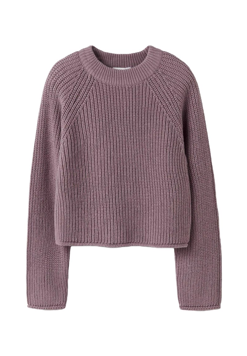Pull à col rond en lavande clair, présentant une texture côtelée, un col rond et de longues manches raglan avec un ourlet court.