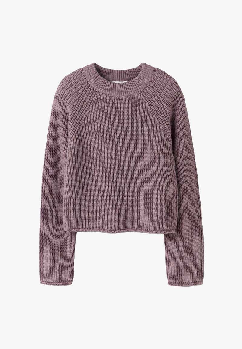 Pulkveida džemperis gaismas lavandas krāsā, ar ribotu tekstūru, apaļu kakla izgriezumu un garām raglanu piedurknēm, ar īsu apakšmalu.