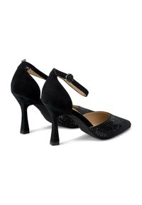 Scarpe nere con tacco alto a punta, tessuto nero testurizzato, tacco in suede, cinturino alla caviglia regolabile e base nera opaca.