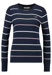 Granatowy sweter z poziomymi paskami w kolorze białym, jasnoróżowym i jasnoszarym. Posiada okrągły dekolt oraz prążkowane mankiety i dół.