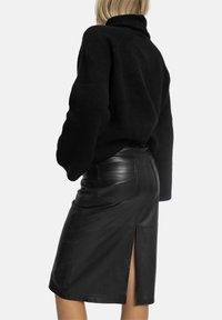 RE:DESIGNED HOLLIS - Nahkahame - black