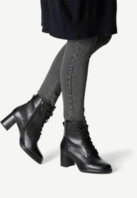 Tamaris Stivaletti stringati - black