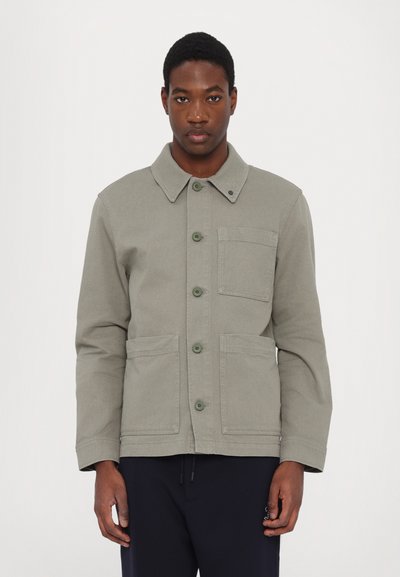 Veste gris clair en tissu robuste, dotée d'un col, de boutons verts, d'une poche avant et de deux poches plaquées inférieures.