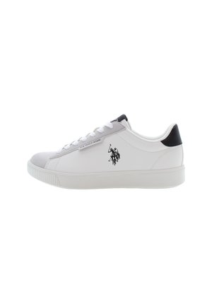 Sneaker bianca con dettagli in suede grigio, dotata di un tallone nero, lacci piatti e un logo nero di un giocatore di polo sul lato. Suola in gomma.