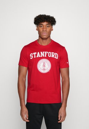 T-shirt rossa in cotone con la scritta "STANFORD" in lettere bianche e una grafica con il sigillo circolare, maniche corte e scollo rotondo.
