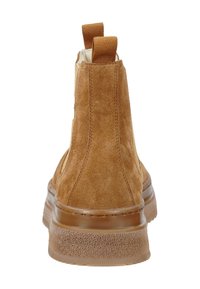 Hnědé semišové kotníkové boty s texturovaným povrchem, elastickými bočními panely a gumovou podrážkou pro flexibilitu a přilnavost. Zpevněná patní pomoc.