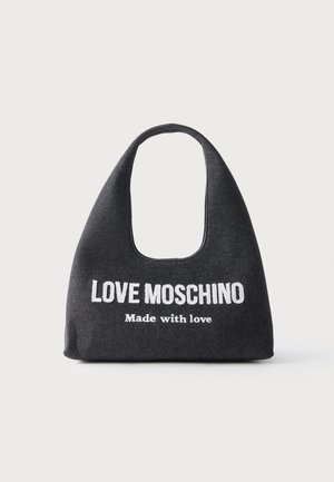 Sac à main en tissu noir de forme triangulaire arrondie avec "LOVE MOSCHINO Made with love" brodé en blanc sur le devant.